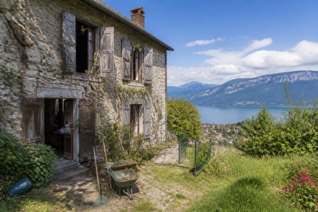 découvrez nos conseils pratiques pour préparer efficacement la rénovation de votre maison à aix-les-bains. guide complet pour réussir votre projet immobilier.